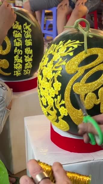 在越南新年前夕 越南服装人在街上的菜市场上用毛刷在雕刻的西瓜上画画 高质量的4K镜头 — 图库视频影像