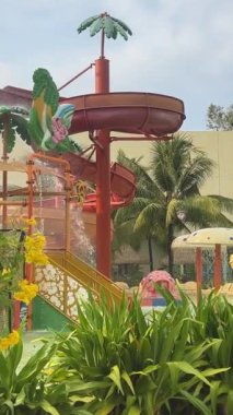 VinWonders Phu Quoc, Vietnam Hayaller Sarayı Phu Quoc Adası 'ndaki VinWonders Tema Parkı. Vininci, VinWonders Nam Hoi An, Quang Nam Palmiyeleri lunapark trenine biner