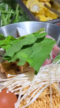 Tayland 'ın orta kesimindeki yerel yüzen markette erişte yapmak çok ünlü bir turistin gelip Kore yemeklerini yemesini sağlıyor. Yemek masası.