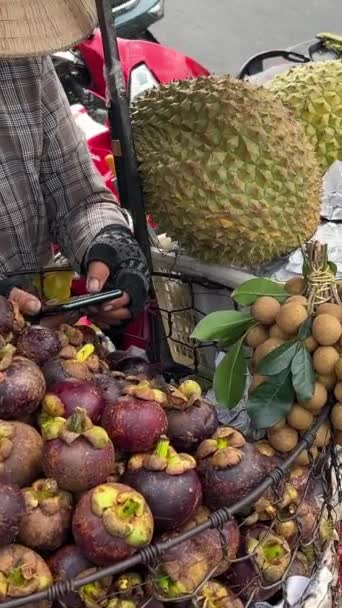 Sluiten Van Aziatische Vruchten Mangosteen Druiven Markt Straatverkopers Die Fruit — Stockvideo