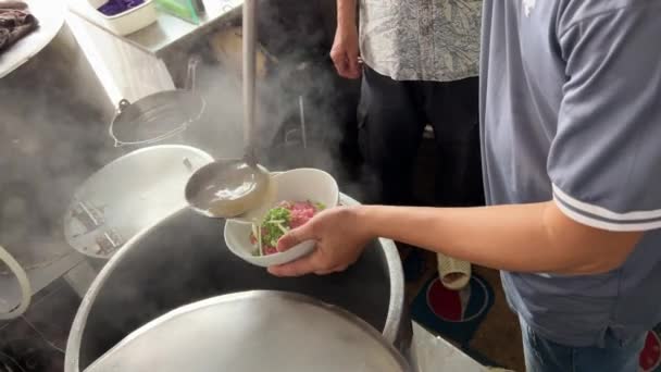 人们用筷子吃传统的越南调味汤 有切碎的牛肉 面条和蔬菜 旁边还有米饭 高质量的4K镜头 — 图库视频影像