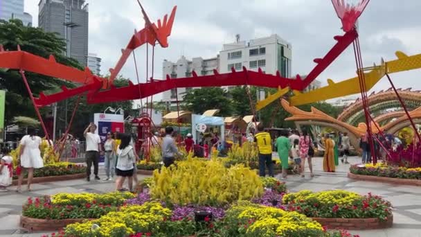 Celebración Vietnam Una Gran Ciudad Familia Caminando Por Calle Trajes — Vídeos de Stock