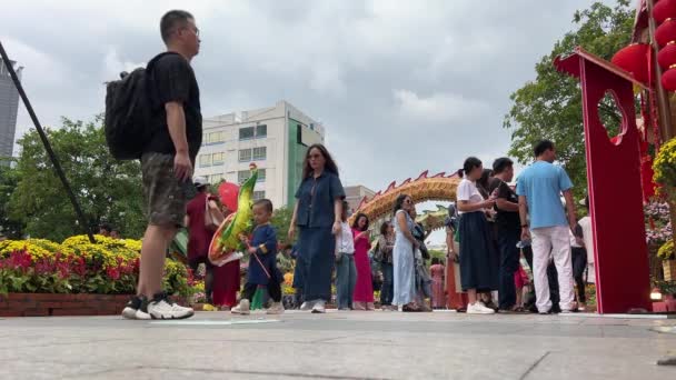 Γιορτή Στο Βιετνάμ Μια Μεγάλη Πόλη Οικογένεια Άνθρωποι Περπάτημα Στο — Αρχείο Βίντεο
