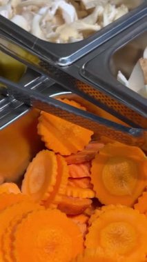 Tayland 'ın orta kesimindeki yerel yüzen markette erişte yapmak çok ünlü bir turistin gelip Kore yemeklerini yemesini sağlıyor. Yemek masası.