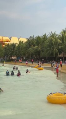 VinWonders Phu Quoc, Vietnam Hayaller Sarayı Phu Quoc Adası 'ndaki VinWonders Tema Parkı. Vininci, VinWonders Nam Hoi An, Quang Nam Palmiyeleri lunapark trenine biner