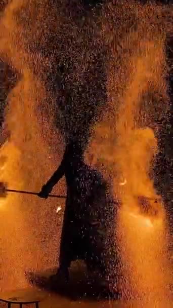 火灾现场专业艺术家表演各种消防设施 火花飞向四面八方 在火光中消失在火光中 在海洋上的海盗派对越共号 高质量的 — 图库视频影像