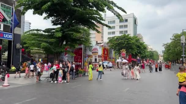 Γιορτή Στο Βιετνάμ Μια Μεγάλη Πόλη Οικογένεια Άνθρωποι Περπάτημα Στο — Αρχείο Βίντεο