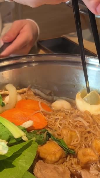 Sukiyaki Comida Japonesa Bacon Frito Vegetais Molho Peixe Seco Preto — Vídeo de Stock