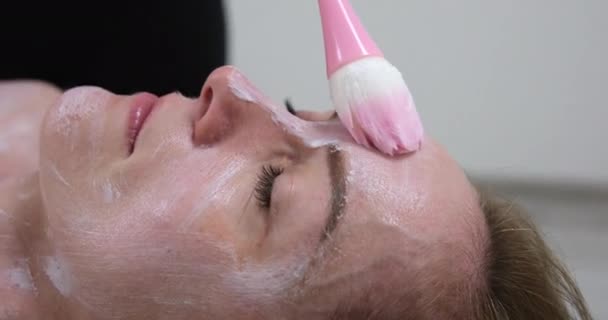 Obličejové Omlazení Lékař Aplikuje Anestetický Krém Obličej Ženy Středního Věku — Stock video