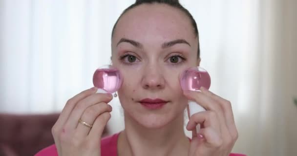 Mulher Adulta Caucasiana Faz Uma Toalha Banho Massagem Facial Cabeça — Vídeo de Stock