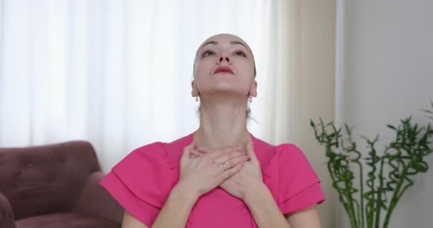 Una Vista Cerca Del Cuello Una Mujer Joven Líneas Cuello — Vídeo de stock