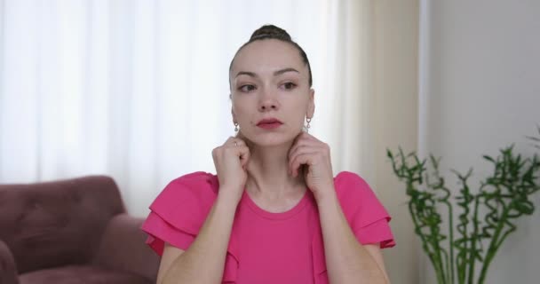 Jonge Vrouw Aanbrengen Bodylotion Massage Nek Huid Schoonheid Huid Concept — Stockvideo