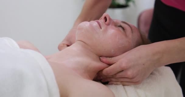 Wellness Spa Woman Getting Facial Massage Beauty Salon Relax Calm — Stock Video