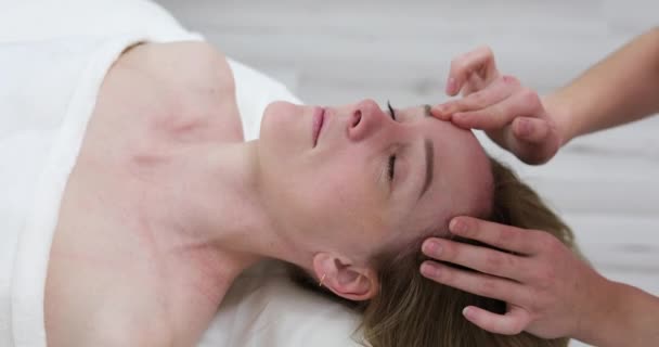 Donna Che Riceve Massaggio Facciale Salone Estetico Filmati Alta Qualità — Video Stock