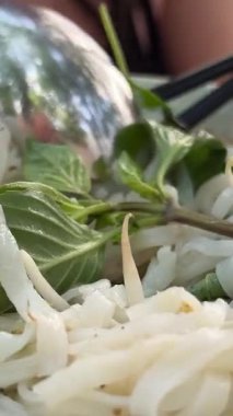 Biftek, erişte, zencefil, limon ve biberli Pho Bo geleneksel çorbası. Kapatın. Vietnam ve Asya mutfağı. Yüksek kalite 4k görüntü