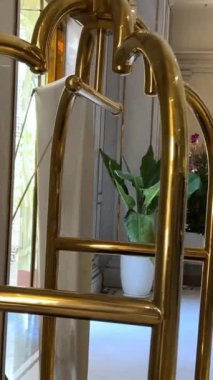 Pahalı lüks otel beyaz bina girişi orta çiçeklerde güzel büyük salon altın sarısı. Yüksek kalite 4k görüntü