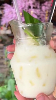 El, sahte yoğurtlu dondurmayı çeşitli dolgularla karıştırıyor. Çilek, fındık. Ağır çekim. Yakın plan. Buzlu yoğurt. Yüksek kalite 4k görüntü