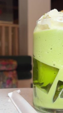 Mavi sırtüstü yeşil kibrit çayı ve buz küpleri. Yüksek kalite 4k görüntü