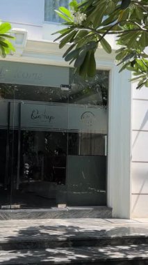 Pahalı lüks otel beyaz bina girişi orta çiçeklerde güzel büyük salon altın sarısı. Yüksek kalite 4k görüntü