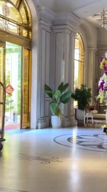 Pahalı lüks otel beyaz bina girişi orta çiçeklerde güzel büyük salon altın sarısı. Yüksek kalite 4k görüntü