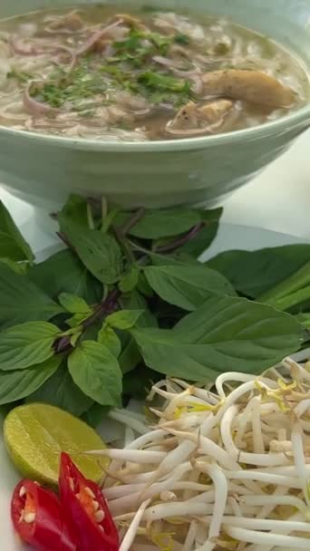 Pho Sopa Tradicional Com Carne Bovina Macarrão Arroz Gengibre Limão — Vídeo de Stock