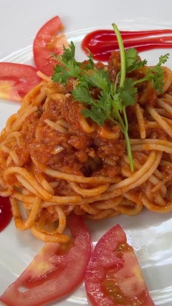 Tom Yam Kung Spaghetti Plato Blanco Fusion Food Tailandesa Italiana — Vídeo de stock