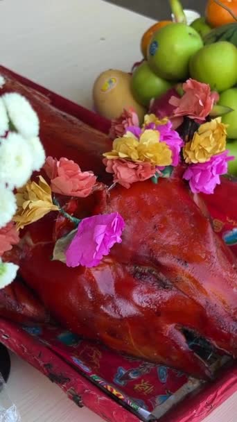 荔枝是一种传统的菲律宾菜 整个烤猪与脆皮 高质量的4K镜头 高质量的4K镜头 — 图库视频影像
