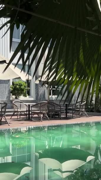 Déšť Padající Kapání Bazénu Prázdnými Hotel Resort Židle Pozadí Bali — Stock video