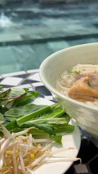 ジンジャー ライム ボウルにチリコショウが付いているPho Boの伝統的なスープ クローズアップ ベトナム料理とアジア料理 高品質の4K映像 — ストック動画