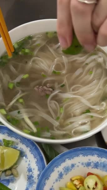 젓가락으로 전통적인 베트남식 수프를 사람은 쇠고기 야채를 특징으로합니다 고품질 — 비디오