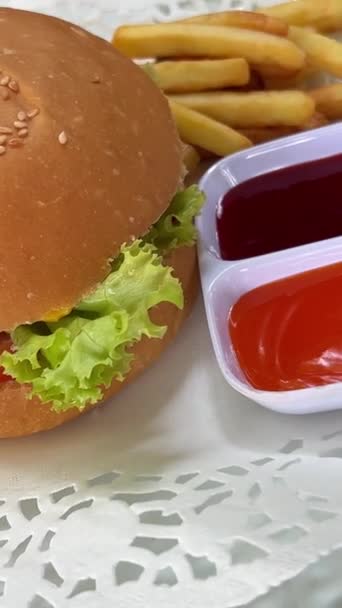 Cheeseburger Auf Sesamkernbrötchen Mit Speck Serviert Mit Knusprigen Pommes Rotation — Stockvideo