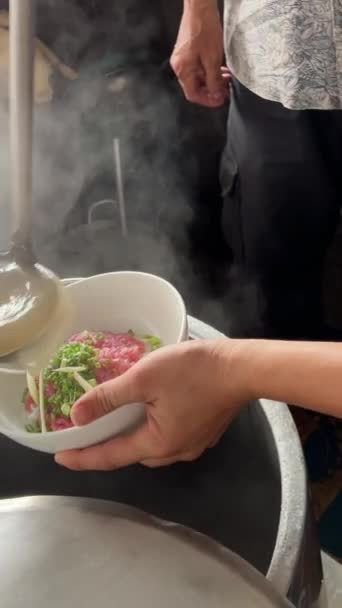 Человек Который Ест Традиционный Вьетнамский Суп Палочками Еды Нарезанной Говядиной — стоковое видео