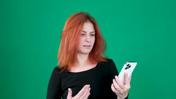 Uma Menina Cabelos Vermelhos Fundo Verde Leva Uma Selfie Caretas — Vídeo de Stock