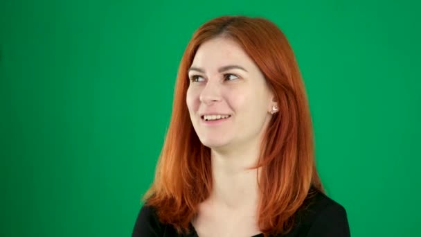 빨간머리 그녀의 어깨와 얼굴에 자신을 감정에 클로즈업 캐나다의 — 비디오