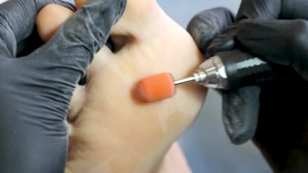 Närbild Professionell Kosmetolog Händer Arbetar Med Elektrisk Borrfil Klientfingernaglar Medicinsk — Stockvideo