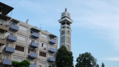 Makedonya 'nın kuzeyindeki Üsküp kentinde seyahat yürüyüşleri yapan müzelerin merkezindeki binalar görülüyor. Kuzey Makedonya 'da ilkbahar mevsiminde, ilkbahar mevsiminde şehir yaşamı. Üsküp 03.20.2024