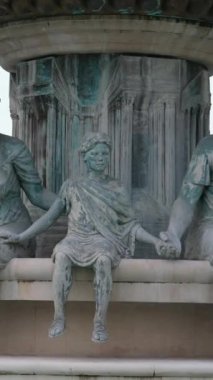 Makedonya 'nın kuzeyindeki Üsküp kentinde seyahat yürüyüşleri yapan müzelerin merkezindeki binalar görülüyor. Kuzey Makedonya 'da ilkbahar mevsiminde, ilkbahar mevsiminde şehir yaşamı. Üsküp 03.20.2024