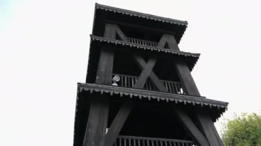 Makedonya 'nın kuzeyindeki Üsküp kentinde seyahat yürüyüşleri yapan müzelerin merkezindeki binalar görülüyor. Kuzey Makedonya 'da ilkbahar mevsiminde, ilkbahar mevsiminde şehir yaşamı. Üsküp 03.20.2024
