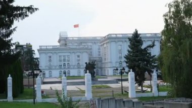 Makedonya 'nın kuzeyindeki Üsküp kentinde seyahat yürüyüşleri yapan müzelerin merkezindeki binalar görülüyor. Kuzey Makedonya 'da ilkbahar mevsiminde, ilkbahar mevsiminde şehir yaşamı. Üsküp 