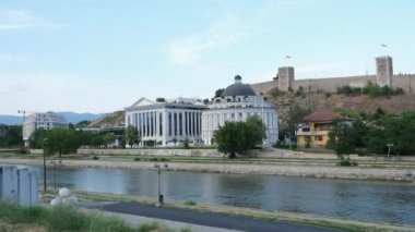 Makedonya 'nın kuzeyindeki Üsküp kentinde seyahat yürüyüşleri yapan müzelerin merkezindeki binalar görülüyor. Kuzey Makedonya 'da ilkbahar mevsiminde, ilkbahar mevsiminde şehir yaşamı. Üsküp 
