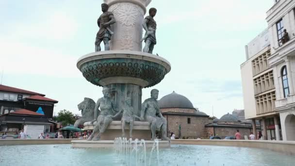 마케도니아의 북마케도니아 Skopje는 박물관 동상의 중심에 건물을 따뜻한 북마케도니아에서 스코페 — 비디오
