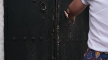 Makedonya 'nın kuzeyindeki Üsküp kentinde seyahat yürüyüşleri yapan müzelerin merkezindeki binalar görülüyor. Kuzey Makedonya 'da ilkbahar mevsiminde, ilkbahar mevsiminde şehir yaşamı. Üsküp 03.20.2024