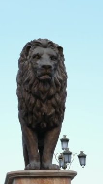 Makedonya 'nın kuzeyindeki Üsküp kentinde seyahat yürüyüşleri yapan müzelerin merkezindeki binalar görülüyor. Kuzey Makedonya 'da ilkbahar mevsiminde, ilkbahar mevsiminde şehir yaşamı. Üsküp 03.20.2024