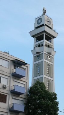 Makedonya 'nın kuzeyindeki Üsküp kentinde seyahat yürüyüşleri yapan müzelerin merkezindeki binalar görülüyor. Kuzey Makedonya 'da ilkbahar mevsiminde, ilkbahar mevsiminde şehir yaşamı. Üsküp 03.20.2024