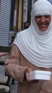 Makedonya 'nın kuzeyindeki Üsküp kentinde seyahat yürüyüşleri yapan müzelerin merkezindeki binalar görülüyor. Kuzey Makedonya 'da ilkbahar mevsiminde, ilkbahar mevsiminde şehir yaşamı. Üsküp 03.20.2024