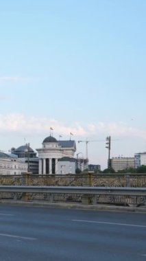 Makedonya 'nın kuzeyindeki Üsküp kentinde seyahat yürüyüşleri yapan müzelerin merkezindeki binalar görülüyor. Kuzey Makedonya 'da ilkbahar mevsiminde, ilkbahar mevsiminde şehir yaşamı. Üsküp 