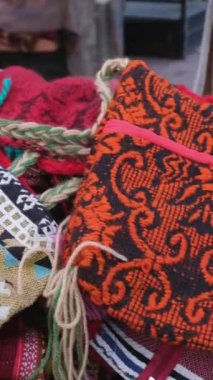 Makedonya 'nın kuzeyindeki Üsküp kentinde seyahat yürüyüşleri yapan müzelerin merkezindeki binalar görülüyor. Kuzey Makedonya 'da ilkbahar mevsiminde, ilkbahar mevsiminde şehir yaşamı. Üsküp 03.20.2024