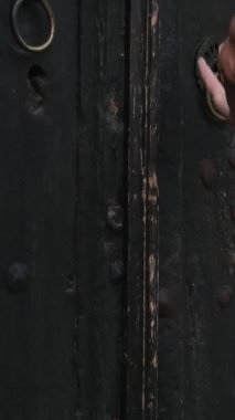 Makedonya 'nın kuzeyindeki Üsküp kentinde seyahat yürüyüşleri yapan müzelerin merkezindeki binalar görülüyor. Kuzey Makedonya 'da ilkbahar mevsiminde, ilkbahar mevsiminde şehir yaşamı. Üsküp 03.20.2024
