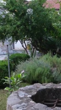 Makedonya 'nın kuzeyindeki Üsküp kentinde seyahat yürüyüşleri yapan müzelerin merkezindeki binalar görülüyor. Kuzey Makedonya 'da ilkbahar mevsiminde, ilkbahar mevsiminde şehir yaşamı. Üsküp 03.20.2024