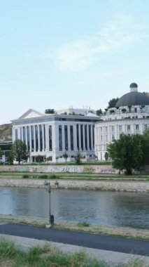Makedonya 'nın kuzeyindeki Üsküp kentinde seyahat yürüyüşleri yapan müzelerin merkezindeki binalar görülüyor. Kuzey Makedonya 'da ilkbahar mevsiminde, ilkbahar mevsiminde şehir yaşamı. Üsküp 